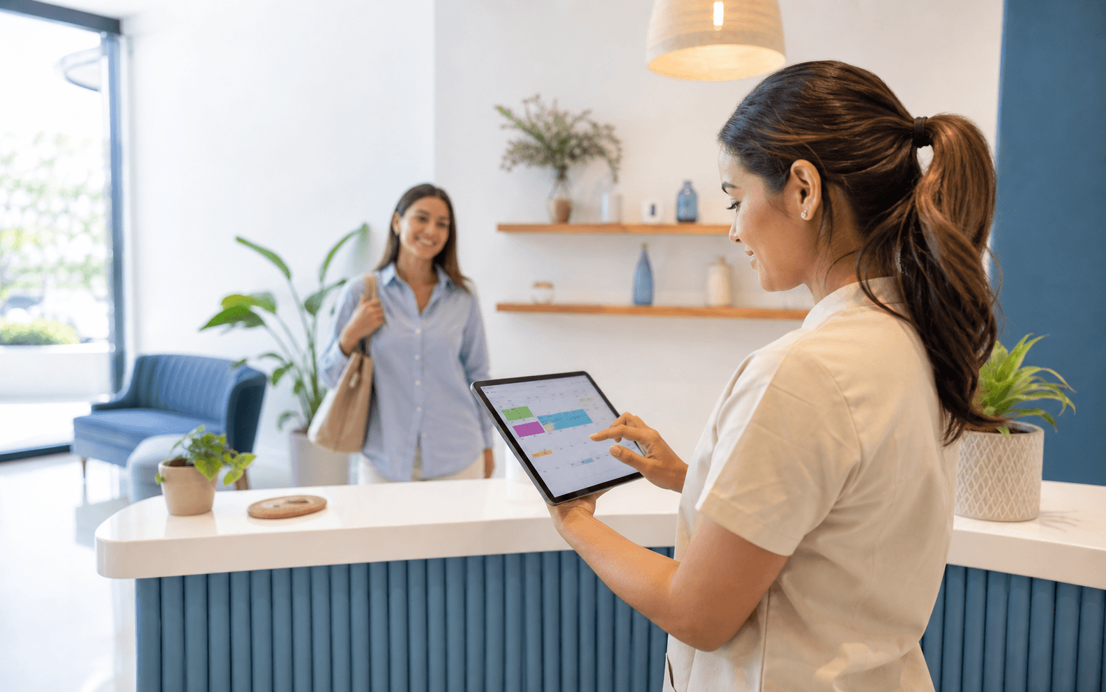 Recepción de negocio de servicios usando una tablet para administrar citas